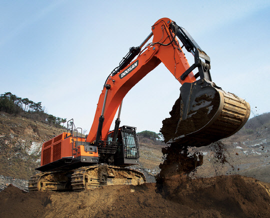 두산인프라코어가 중국 최대 광산회사 가운데 하나인 몽신집단과 초대형 굴삭기 DX800(사진)을 비롯해 대형 굴삭기 36대의 판매 계약을 체결했다고 22일 밝혔다. <두산인프라코어 제공>